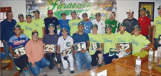  ??  ?? El prEsidEntE Municipal David Martínez Garrido posa con jugadores y directivos del equipo