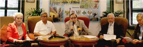  ??  ?? Abang Abdul Karim (centre) speaks to reporters during the press conference. On his right is Yoni.