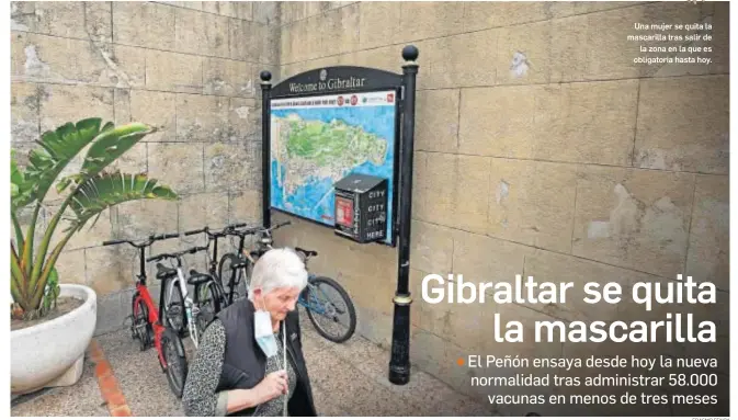  ?? ERASMO FENOY ?? Una mujer se quita la mascarilla tras salir de la zona en la que es obligatori­a hasta hoy.