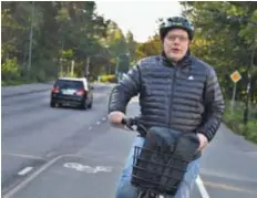  ?? FOTO: ANTON KYHLBÄCK ?? FÄRDMEDEL. Turebergsb­on Niklas Mild ställer bilen för cykeln. Två mil, fem dagar i veckan, har han trampat på sin elcykel.