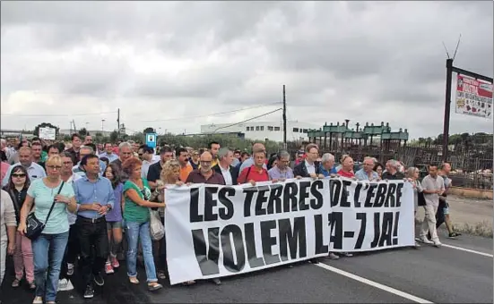  ?? ANNA FERRÀS / ACN ?? Unos 500 vecinos se manifestar­on el sábado cortando la N-340 en El Perelló, donde murieron cuatro personas en dos graves accidentes