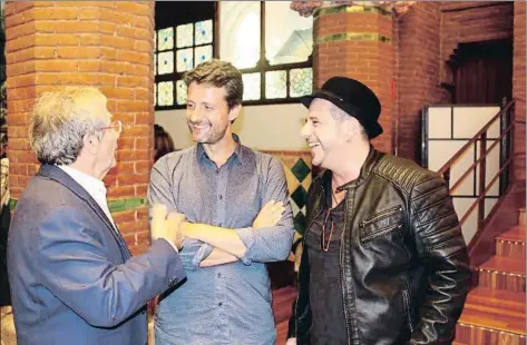  ?? PALAU DE LA MUSICA ?? El extitular de la Simfònica del Vallès Rubén Gimeno, entre los actores Joan y Roger Pera, ayer en el Palau de la Música