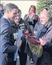  ??  ?? F. Ortiz présente le drapeau de la République espagnole à Pedro Sanchez le 24 février à Argelès