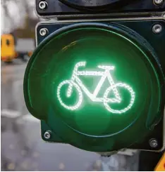  ?? Foto: Silvio Wyszengrad ?? Augsburg möchte den Radfahrern Vorfahrt gewähren. Ist das schon gelungen? Ist es sinnvoll? Unsere Leser diskutiere­n.