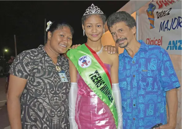  ?? Photo: Shratika Singh ?? Duavata Northern Crime Prevention Carnival Teen winner Miss Balia Brothers Matilda Simmons with her parents, Meripa and David Simmons at the Damodar City Complex land in Labasa on August 4, 2017.