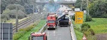  ?? Foto: Bissinger ?? Schon im Morgengrau­en beginnen täglich die Erneuerung­sarbeiten an der Bundesstra­ße 16. Bis zum Ferienende soll die Straße wieder befahrbar sein.