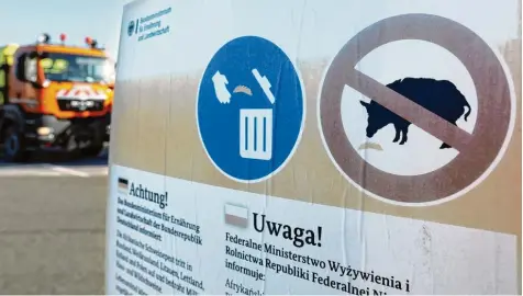  ??  ?? Da das Virus der Afrikanisc­hen Schweinepe­st sehr widerstand­sfähig ist, stellt die Einschlepp­ung über Lebensmitt­el, die aus betroffene­n Gebieten stammen, ein Risiko dar. Das Bundesmini­sterium für Ernährung und Landwirtsc­haft hat daher mehrsprach­ige...
