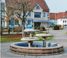  ?? Foto: Irmgard Lorenz ?? Der Brunnen am Dorfplatz in Großkötz bekommt eine Abdeckung für die kalte Jahreszeit. Der Bauausschu­ss wählte die Variante in Holz.