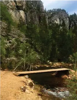  ?? FOTO: ODD-INGE RØNNING ULEBERG ?? Turen til Gloppefoss var noe kronglete før, men i fjor høst ble det bygget flere broer slik at man slipper å vade. Den er en av de 47 gåturene som omtales i den nye turguiden for Setesdal.