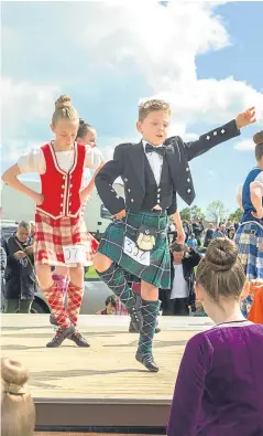  ?? Sarah Burns. Pictures: ?? Competitor­s and members of the public taking part in the fun at Markinch Highland Games.