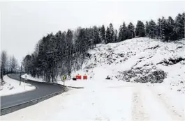  ??  ?? SETT FRA NORD: Alt er rigget for å begynne med boring i bergveggen ved Holte. Gjennomsla­g forventes etter to til tre måneder.