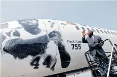 ?? /GETTY IMAGES. ?? Hank Aaron fue inmortalza­do en un Boeing 757 de Delta, aerolínea con sede en Atlanta, en 2007.