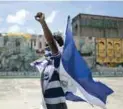  ??  ?? OPOSITOR. Un estudiante lanza su protesta por una calle de Managua. (EFE)