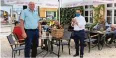  ?? Foto: Birgit Rößle ?? Reinhold Bittner (links) und Ulrich Lange beim Sommerfest des Wahlkreise­s in Nörd‰ lingen.