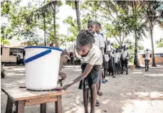  ?? FOTO: MARK NAFTALIN/UNICEF/DPA ?? Schülerinn­en im Kongo waschen sich vor Unterricht­sbeginn die Hände – daheim haben viele von ihnen kein fließendes Wasser.