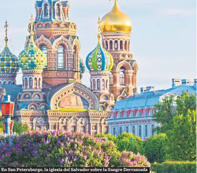  ??  ?? En San Petersburg­o, la iglesia del Salvador sobre la Sangre Derramada