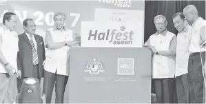  ?? — Gambar Bernama ?? ZAHID (tiga kiri) merasmikan pameran Halfest ASEAN 2017 anjuran Halal Industri Developmen­t Corporatio­n (HDC) di Pusat Pameran dan Konvensyen Antarabang­sa Mines (MIECC), Kuala Lumpur, kelmarin.