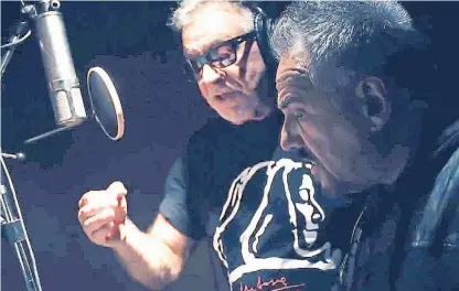  ??  ?? Lerner y Cía. El baladista canta la nueva versión de “Todo a pulmón” con León Gieco.