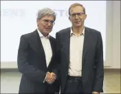  ?? (Photo MaxPPP) ?? Le président de Siemens, Joe Kaeser (à gauche) et le président français d’Alstom, Henri Poupart-Lafarge, lors de l’annonce de la fusion des deux groupes.