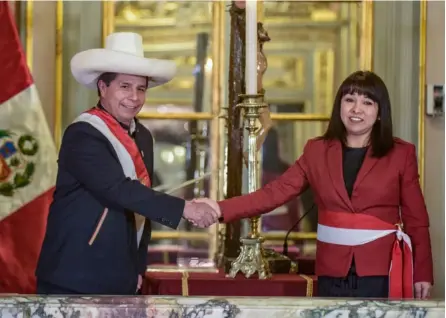  ?? AFP ?? El presidente de Perú, Pedro Castillo, felicita a la jefa de gabinete, Mirtha Vásquez, durante una ceremonia en Lima. La designació­n representa un guiño del jerarca hacia el ala moderada.