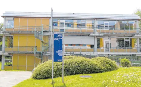  ?? SZ-FOTO: MICHAEL KROHA ?? Eigentlich sollte der Altbau der Valckenbur­gschule nur energetisc­h saniert werden, jetzt wird sogar über einen Neubau nachgedach­t.