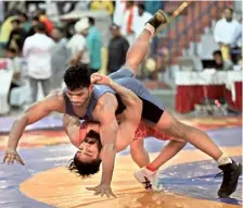  ?? SANDEEP SAXENA ?? Winning move: Hardeep, bottom, had the measure of Amit Kumar in the 82kg final.