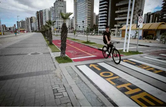  ?? Fotos Rubens Cavallari/Folhapress ?? Ciclovia na orla da praia de Iracema, na capital cearense; estrutura cicloviári­a no município passou de 65 km para 410 km nos últimos anos