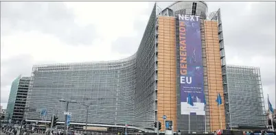 ?? GETTY ?? Banderas europeas frente a la pancarta “Next Generation EU” en la fachada de la Comisión Europea.