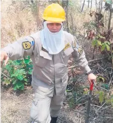  ??  ?? RECUERDO. Minutos antes de morir Josué Vargas se tomó una foto en el lugar donde el fuego lo mató.