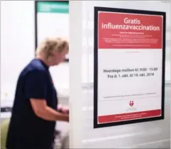  ??  ?? Plakaten fortaeller, hvem der har ret til at få en gratis vaccinatio­n, og hvornår.