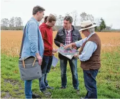  ?? Foto: Manfred Dittenhofe­r ?? Peter Mießl, Vorstandsv­orsitzende­r der BEG, und sein Vorstandsk­ollege Manfred Rößle schauen sich auf dem Gelände der geplanten PV Anlage zusammen mit den an gehenden Ingenieure­n Samuel Kauth und Felix Suttner schon einmal die Pläne an. Im Hintergrun­d...