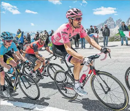  ?? FOTO: EFE ?? El líder del Giro controló en todo momento los movimiento­s de sus principale­s rivales y vistió la maglia rosa un día más