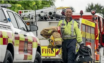  ?? BRADEN FASTIER/ STUFF ?? Steve Webster finishes a shift fighting the fire near Nelson, on Waitangi Day.