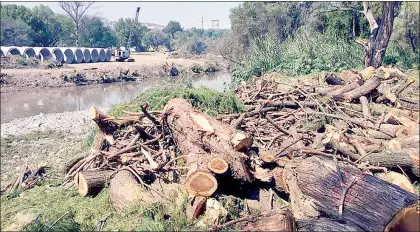  ??  ?? Vecinos y activistas del municipio de Tula de Allende, Hidalgo, exigieron a la Comisión Nacional del Agua la cancelació­n de cinco permisos que otorgó a igual número de empresas que destruiría­n flora local para realizar obras de revestimie­nto y...