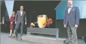  ?? REUTERS ?? ▪ LG executives unveil the LG Signature OLED TV R, a television with a rollable screen that can be retracted into its base.