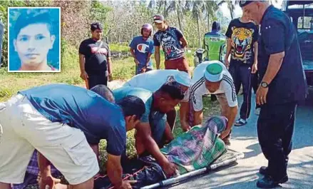  ?? [FOTO IHSAN PEMBACA] ?? Penduduk kampung membantu anggota polis mengangkat mayat Mohd Asri (gambar kecil) yang maut selepas leher tertusuk buluh dalam kemalangan dekat Kampung Kok Kiok, Bukit Bakar, Machang, pagi semalam.