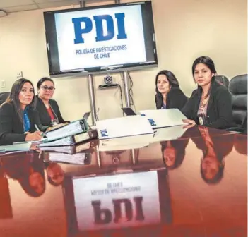  ??  ?? ► Equipo femenino de la Brigada de Delitos Económicos (Bridec) de la PDI, a cargo de las aristas económicas del caso Sename.