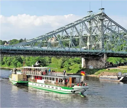  ?? BILDER: SN/JOB(3) ?? Die „Freiheit“ging von Leipzig aus. Rechts ein historisch­er Raddampfer unter der Elb-Brücke „Blaues Wunder“.