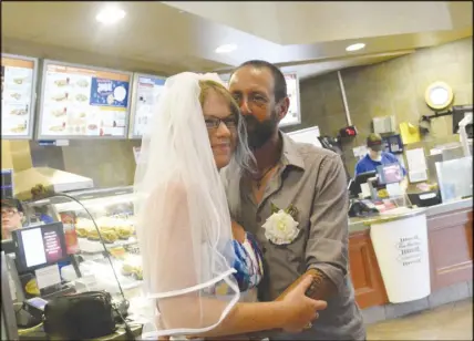  ?? TINA COMEAU/TrI COUNTy VANgUArd ?? Meranda Tinkham and Tom Robicheau got married at a Tim Hortons in Yarmouth on Saturday. They had their first date there, they hang out during the evenings with the coffee crowd and Meranda works at the business, so they decided it was the perfect...
