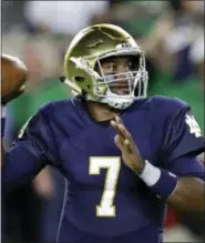  ?? CARLOS OSORIO — THE ASSOCIATED PRESS FILE ?? Notre Dame quarterbac­k Brandon Wimbush throws during a game against Southern California in South Bend, Ind.