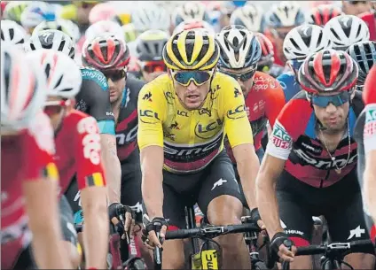 ?? FOTO: AP ?? Van Avermaet, el maillot amarillo, ganó la París-Roubaix de 2017. Él y los favoritos están expectante­s ante la etapa de los adoquines