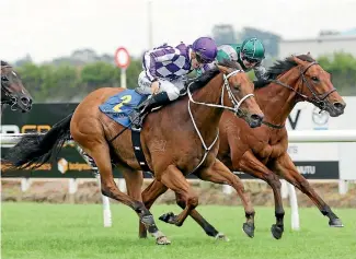  ?? PHOTO: :TRISH DUNELL ?? Pinnacle charges down the outside, ridden by Sam Weatherley, to give Cliff Goss (86) his first winner for almost 20 years.