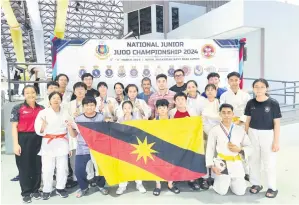  ?? ?? CEMERLANG: Pasukan judo Sarawak merakam gambar kenangan selepas kejohanan tersebut berakhir baru-baru ini.