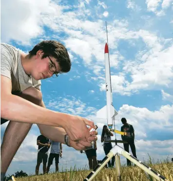  ?? Foto: Marcus Merk ?? Der kleine Treibstoff­satz wird elektrisch oder mit Feuer gezündet und schießt die Rakete bis in eine Höhe von etwa 100 Metern. Danach schwebt sie an einem kleinen Fallschirm zum Erdboden zurück.