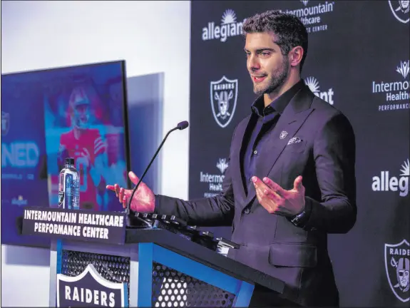  ?? Las Vegas Review-journal @Left_eye_images ?? L.E. Baskow
Words are nice, but now it’s time for Jimmy Garoppolo to begin to back the Raiders’ belief in him. His first step is staying healthy.