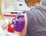  ?? /Foto: AP ?? Un paciente inscrito en las pruebas clínicas recibe la vacuna de Pfizer contra el Covid-19 en la Escuela de Medicina de la Universida­d de Baltimore en Baltimore.