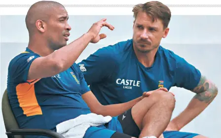  ?? AKHILESH KUMAR ?? Speed guns:
Vernon Philander (left) has a word with Dale Steyn. “Dale, Vernon and myself played for a long time together, so to lose three bowlers over a short space of time will hurt any team. But I do believe, they (South Africa) still have a lot of quality and are more than capable of getting the job done,” says Morkel.