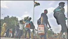  ?? AP ?? Migrants outside a railway station in Hyderabad.