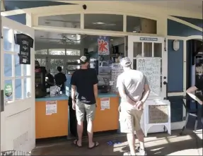  ?? The Maui News
DAKOTA GROSSMAN
photos ?? Customers line up at Tobi’s Shave Ice North Shore in Paia recently to eat frozen treats and poke.