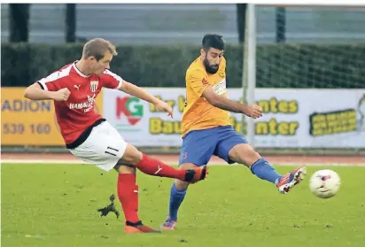  ?? RP-FOTO: ACHIM BLAZY ?? Ratingen 04/19 – hier in Person von Erkan Ari (r.) hatte deutlich mehr Torchancen als der Gegner aus Bocholt. Verwertet wurde jedoch keine.